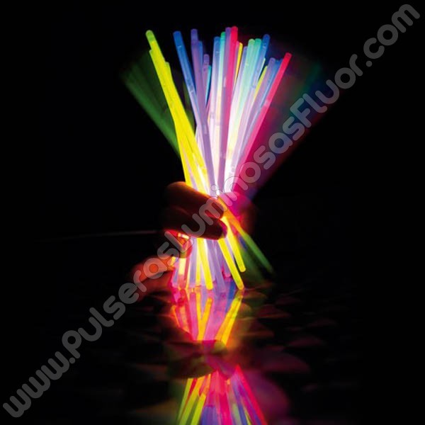 ▷ Chollo Pack x100 Pulseras luminosas fluorescentes por sólo 8,09€ con  envío gratis (35% de descuento)