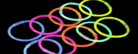 Las pulseras luminosas no pueden faltar en una fiesta fluorescente.  Inclúyelas en tu lista.