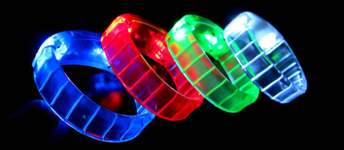 Las pulseras luminosas no pueden faltar en una fiesta fluorescente.  Inclúyelas en tu lista.